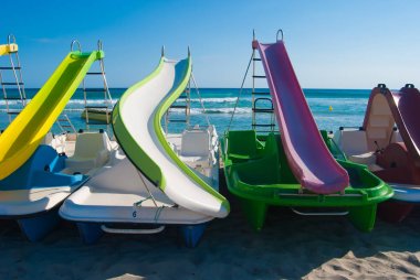 Dört renkli deniz bisikleti ve mavi gökyüzü