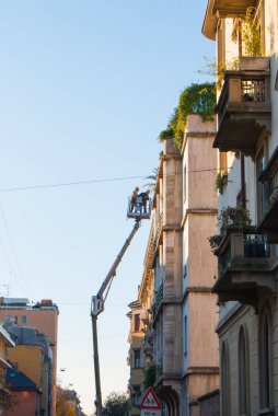 Bir hava platformu üzerinde çalışan erkekler