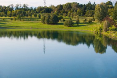 Doğa küçük bir gölün suyuna yansıdı