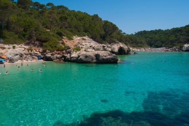 Cala Mitjana ve İspanyol adasının Mitjaneta