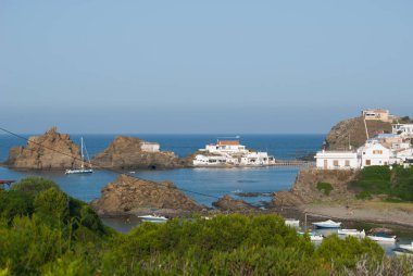 Minorca islan Mesquida körfeziküçük bir liman panoramik görünümü