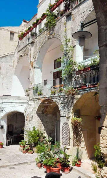 Vue d'une cour intérieure de Matera — Photo