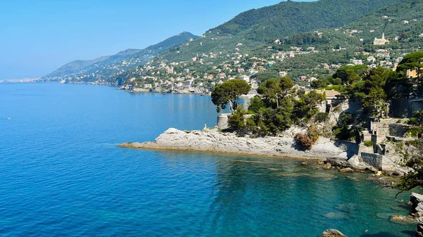 Panorama na Camogliho pobřeží Středozemního moře v Ligurii — Stock fotografie