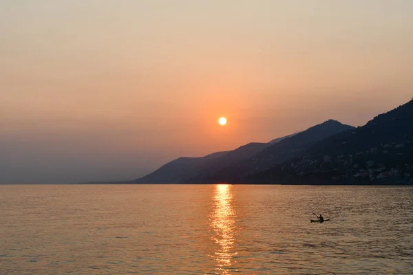 Panorama na středomořském pobřeží Ligurie během západu slunce — Stock fotografie