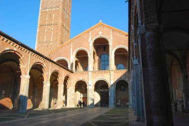 Milano 'nun Hıristiyan ve Ortaçağ St Ambrogio Kilisesi