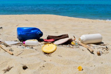 Kumsalda denizden getirilen çöpler