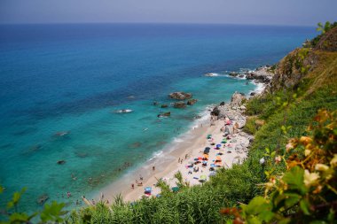 Th Akdeniz kıyılarının turkuaz denizinde panoramik manzara