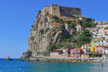 İtalya'nın güneyinde Kila Kalesi ve renkli evleri