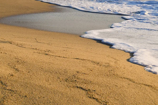 Mar na praia arenosa — Fotografia de Stock
