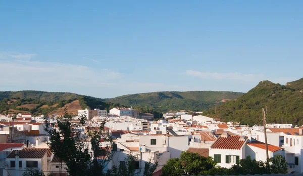 Bovenaanzicht op de daken van een kleine stad van het eiland Minorca — Stockfoto