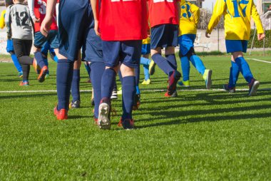 Çocuk futbolculardan oluşan iki farklı takımın genç bacakları