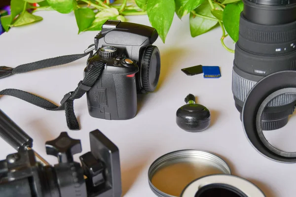 Kamerautrustning på ett bord — Stockfoto