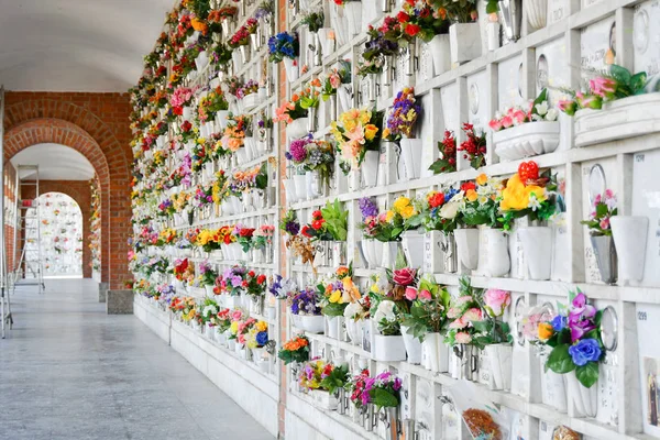 Koloretiği çiçekler ile birçok mezarlık nişler