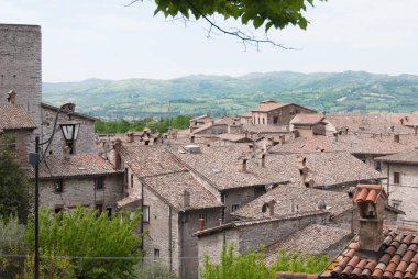İtalya'da Gubbio şehrinin tipik çatı ve tepelerine bakış