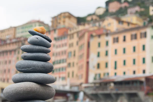 Pyramid av Pebbles ovanpå varandra funktioner i Camogli BEAC — Stockfoto