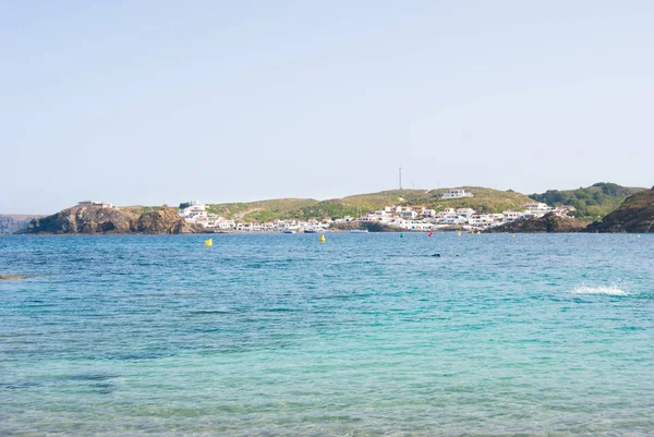 Casas blancas del pequeño pueblo Cala sa Mesquida de Menorca es — Foto de Stock