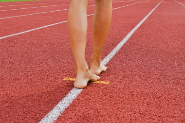 Çıplak ayaklar beyaz bir çizgi üzerinde denge de yürüyor