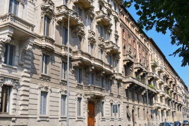 Milano'da bir sokağın eski moda evleri