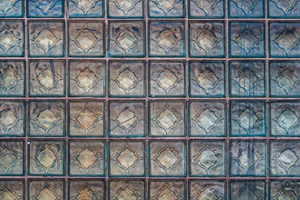 Una bella texture orizzontale di parte di un muro di mattoni quadrati trasparenti di vetro bianco in tonalità blu — Foto Stock