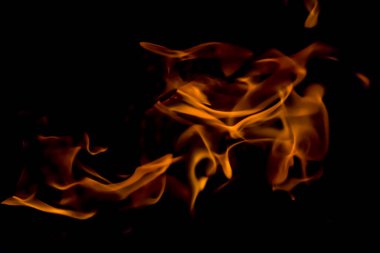 Kıvılcım siyah bir zemin üzerine yanan bir ateş güzel bir yatay doku içinde belgili tanımlık fotoğraf olduğunu