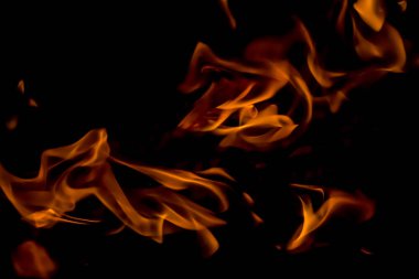 Kıvılcım siyah bir zemin üzerine yanan bir ateş güzel bir yatay doku içinde belgili tanımlık fotoğraf olduğunu