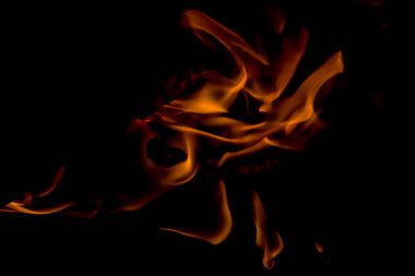 Kıvılcım siyah bir zemin üzerine yanan bir ateş güzel bir yatay doku içinde belgili tanımlık fotoğraf olduğunu