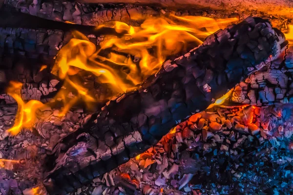 一个美丽的水平纹理燃烧火在黑色背景与火花在照片中 — 图库照片