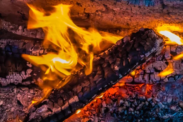 一个美丽的水平纹理燃烧火在黑色背景与火花在照片中 — 图库照片