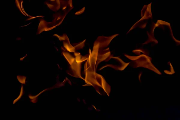 火花と黒の背景の燃える火の美しい水平テクスチャは写真 — ストック写真