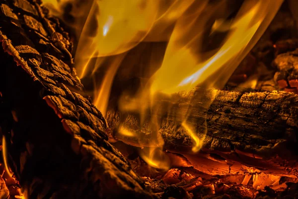 Uma bela textura horizontal de um incêndio em chamas em um fundo preto com faíscas — Fotografia de Stock