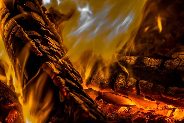 Una hermosa textura horizontal de un fuego ardiente sobre un fondo negro con chispas — Foto de Stock