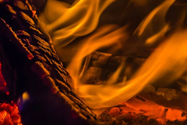 Uma bela textura horizontal de um incêndio em chamas em um fundo preto com faíscas — Fotografia de Stock