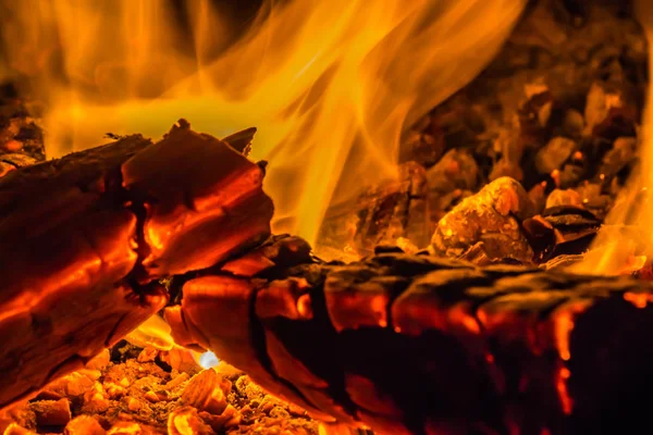 Uma bela textura horizontal de um incêndio em chamas em um fundo preto com faíscas — Fotografia de Stock