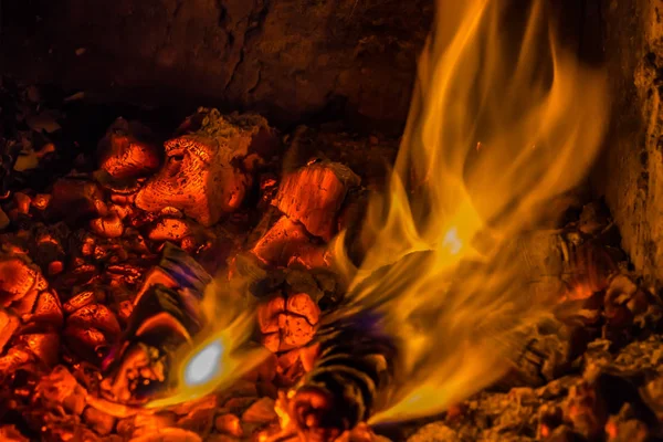 Uma bela textura horizontal de um incêndio em chamas em um fundo preto com faíscas — Fotografia de Stock