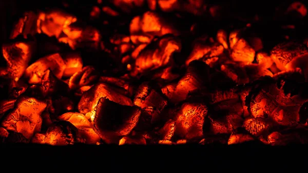 Una hermosa textura horizontal de un fuego ardiente sobre un fondo negro con chispas — Foto de Stock