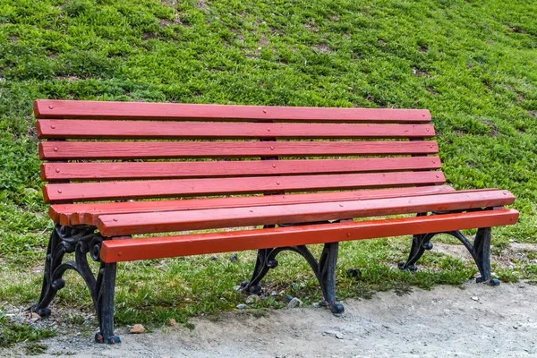 Trä Målade Röda Färg Vacker Bänk Med Svart Smide Ben — Stockfoto