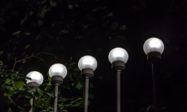 Siyah gökyüzü arka planı beyaz güzel sokak aydınlatma fener grubudur