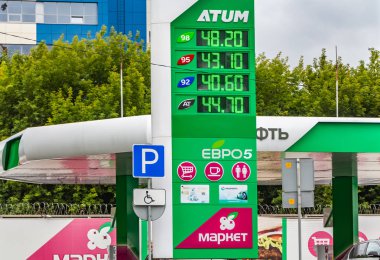 Yekaterinburg, Rusya - 08 24 2018: Yeşil ışık saçan çetele ile benzin istasyonunda benzin fiyatları