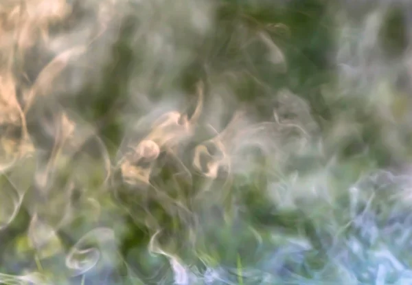 Uma bela textura horizontal de fumaça borrão colorido em tons amarelos brancos roxos verdes azuis — Fotografia de Stock