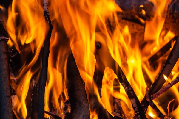 Uma bela textura horizontal de um incêndio em chamas em um fundo preto com faíscas — Fotografia de Stock