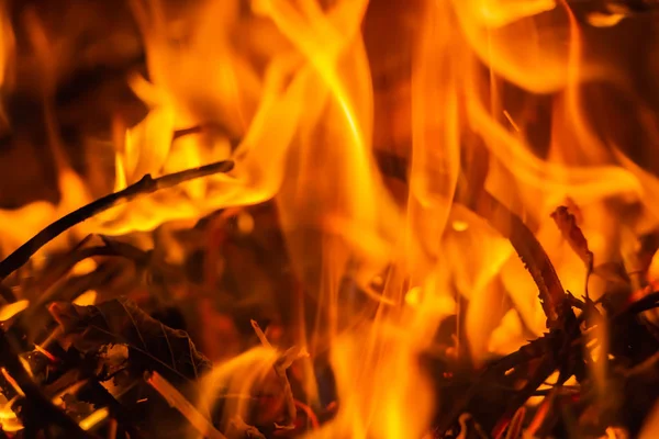 Krásné horizontální textura hořící ohně na černém pozadí s jiskry — Stock fotografie