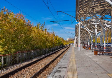 Yekaterinburg, Sverdlovsk Rusya - 10 04 2018: Rus demiryolu sonbaharda yeni Tren İstasyonu