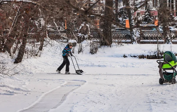 Jekaterinenburg Sverdlovsk Rusland 2018 Een Jonge Vrouw Witte Schaats Een — Stockfoto