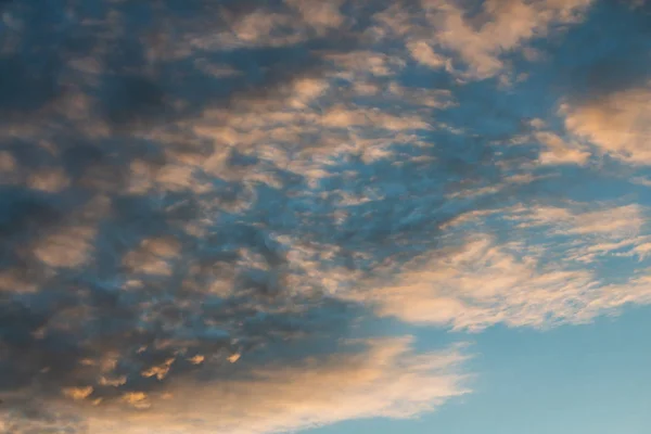 Uma Textura Horizontal Bonita Céu Azul Com Nuvens Brancas Alaranjadas — Fotografia de Stock
