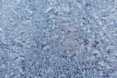 Kışın donmuş ayna yüzey farklı boyut kar taneleri ve kar ve buz ile mavi beyaz ve sarı renkli güzel bir yatay doku gibi