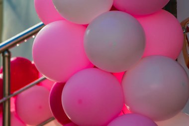 Pembe ve beyaz hava inci balonlar kar ile bir grup dışında dekorasyon kış için kullanılır