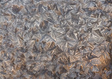 Kışın donmuş pencere cam farklı boyut kar taneleri ve eriyen kar ve buz ile mavi beyaz ve sarı renkli güzel bir yatay doku gibi.