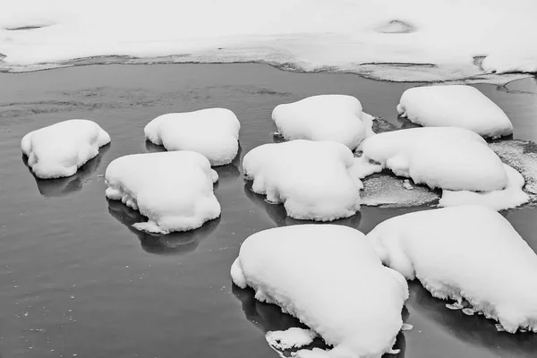 Een Prachtige Stromende Rivier Met Groep Stenen Met Witte Sneeuw — Stockfoto