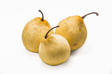 Beyaz bir arka plan üzerinde üç güzel sarı Nesha armut vardır