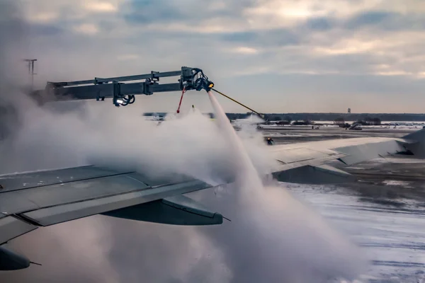 Processo Pulverização Fluido Branco Gelo Parte Traseira Asa Avião Aeroporto — Fotografia de Stock